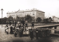 Vista del edificio del instituto de maestros a través del río Svratka, inicios del siglo XX © Archivo de la Ciudad de Brno